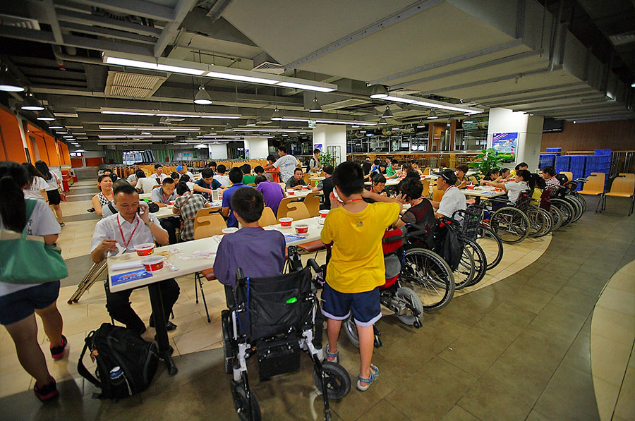 殘友們?cè)谟弥胁?>
</p>
<p>
    騰訊公益的志愿者們?yōu)闅堄褌儨?zhǔn)備的圖書！
</p>
<p class=