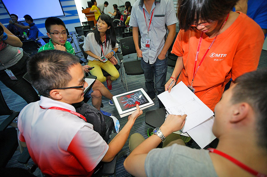 殘友們?cè)诮涣餍牡?>
</p>
<p>
    騰訊公益的志愿者們?yōu)榇蠹野l(fā)書！
</p>
<p class=