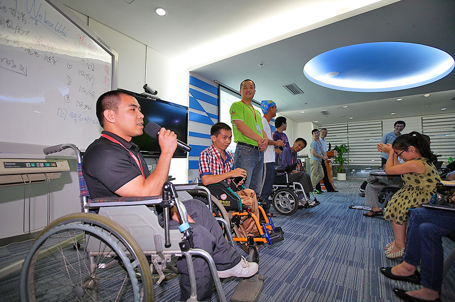 殘友分成八個(gè)小組，毛遂自薦的領(lǐng)導(dǎo)人上臺(tái)拉票